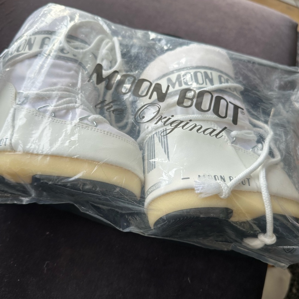 Toddler moon boots size 7c-9.5c

Purchase for my son but too small.